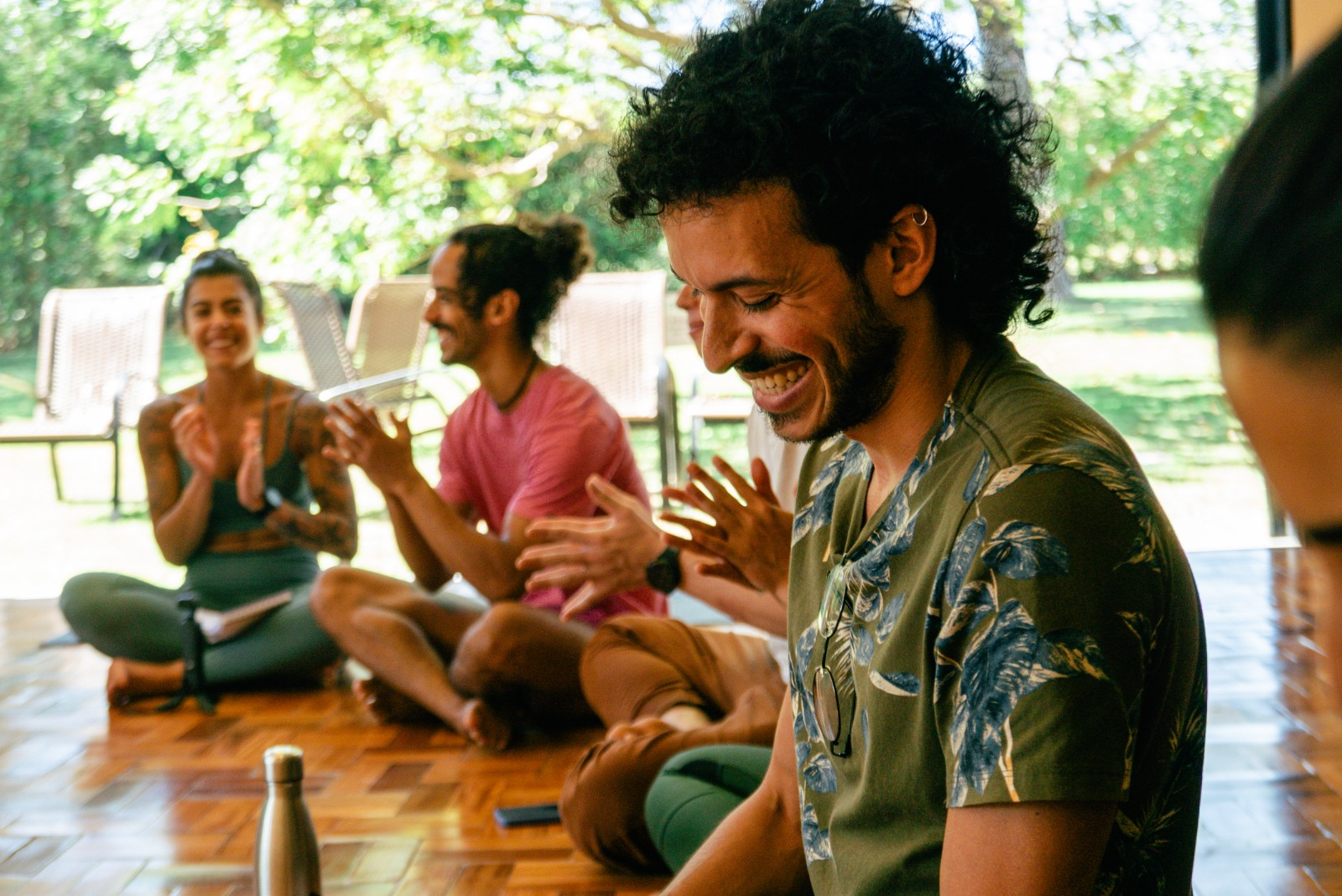Riso e presença em roda de prática na Unmaní Yoga