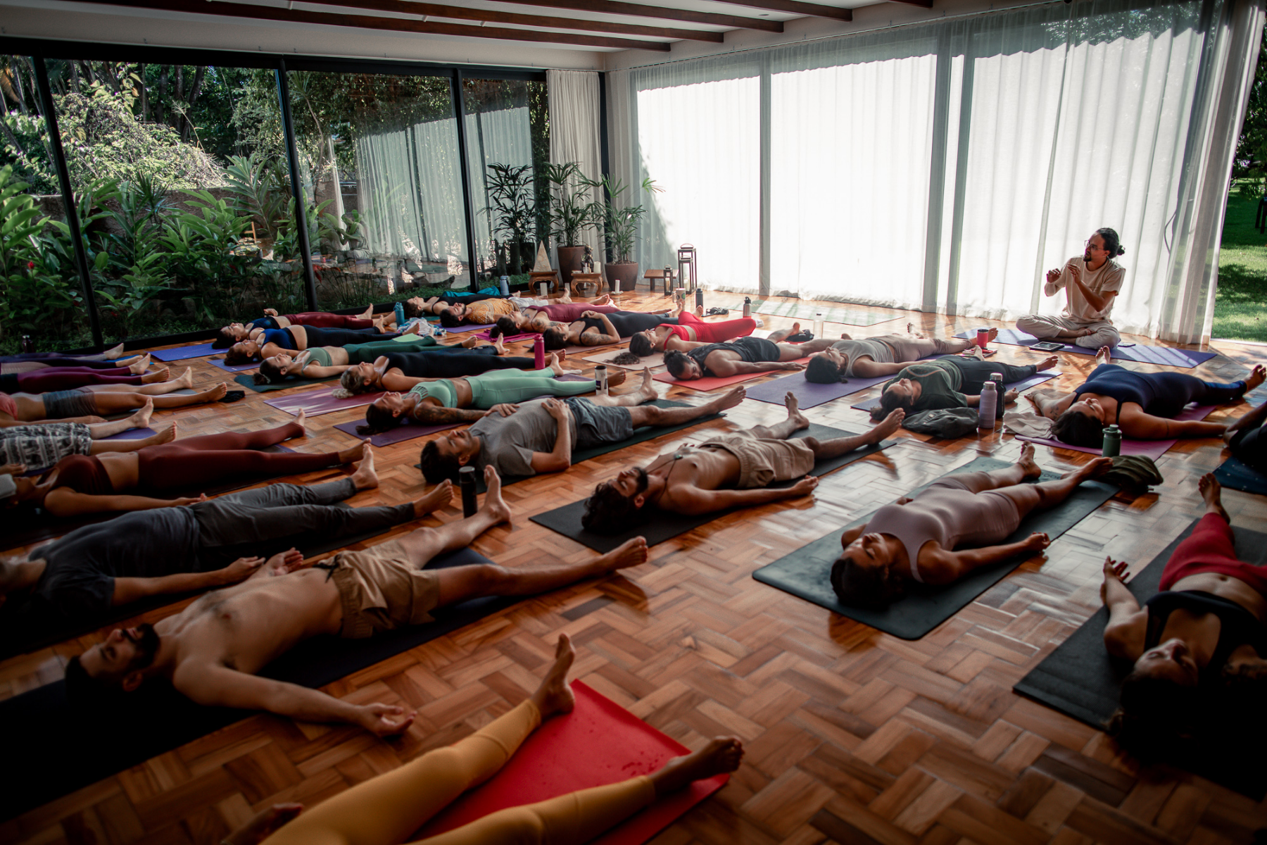 Prática coletiva de relaxamento em retiro
